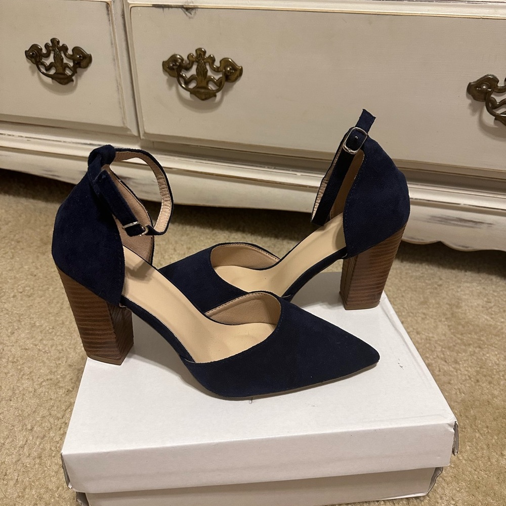 SHEIN navy blue heels, size 41. (9)
